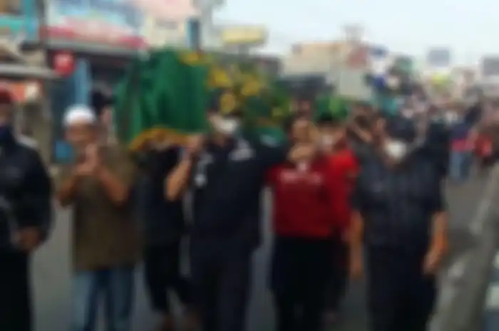 Prosesi pemakaman Tuti (55) dan Amalia (23) di Tempat Pemakaman Umum (TPU) Istuning, Desa Jalan Cagak, Subang, Jawa Barat, Kamis (19/8/2021).