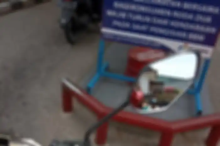 Ikut antri dan turun dari motor, pengendara Yamaha Vixion jadi pusat perhatian.