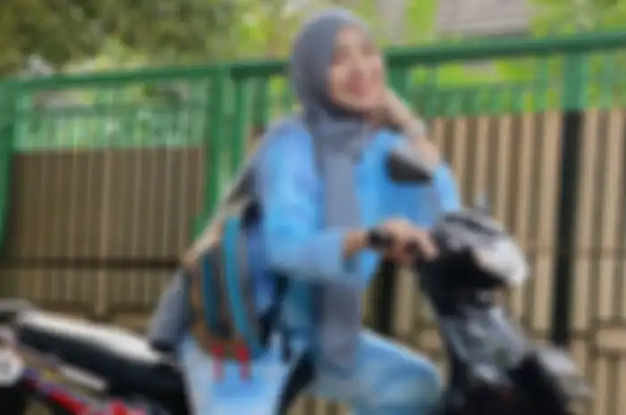 Chacha Sherly meninggal dunia kecelakaan mobil, pernah pose di motor bebek lawas.