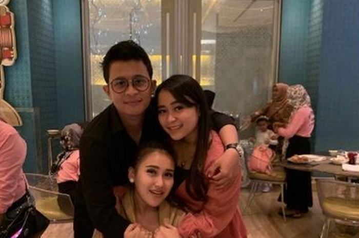 Ayu Ting Ting bersama Assyifa Nuraini dan sang kekasih, Nanda Fachrizal.