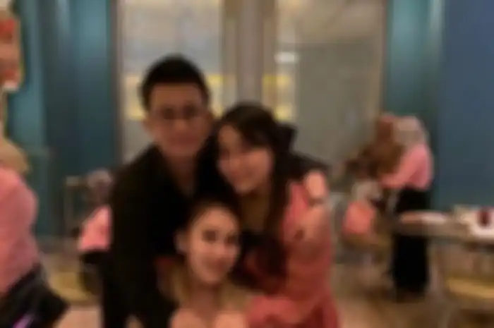 Ayu Ting Ting bersama Assyifa Nuraini dan sang kekasih, Nanda Fachrizal.
