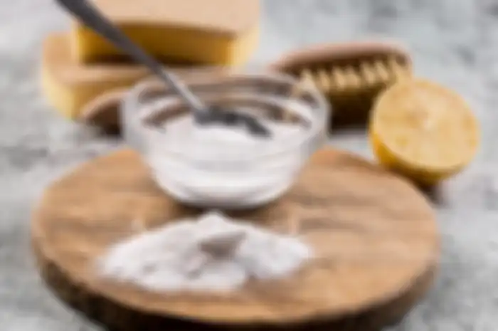 Menggunakan soda kue. 