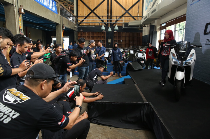 kemeriahan sesi pemotretan Maxi Lady Customaxi Makassar