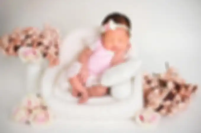 Photoshoot baby Arsila saat duduk di sofa