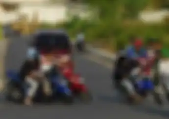 Gegara Naik Motor Sambil Ngebut Di Jalan Desa, Seorang Pria Ditebas Parang