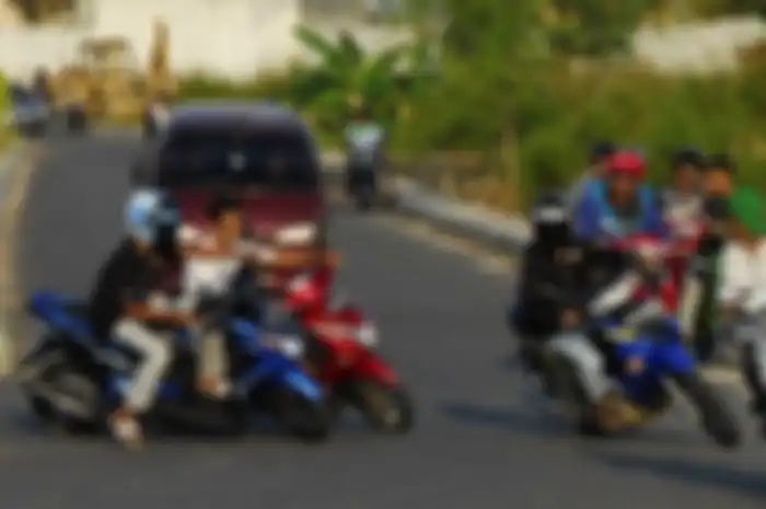 Ilustrasi pemotor ngebut di jalan raya.
