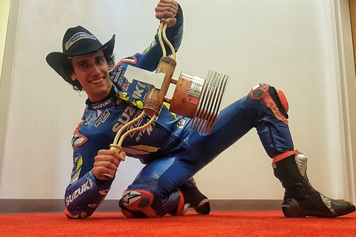 Alex Rins pamer trofi juara MotoGP Amerika Serikat sekaligus kemenangan perdana sejak berkarier di MotoGP.
