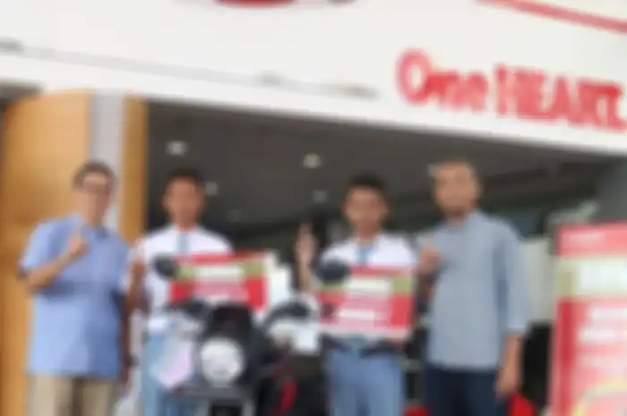 Para juara Astra Honda Motor Best Student Regional Jawa Barat foto bersama Yudi Yozardi selaku CSR Manager AHM (kiri) dan (kanan) Kuntowiyoga selaku Chief Strategic Officer Panenmaya