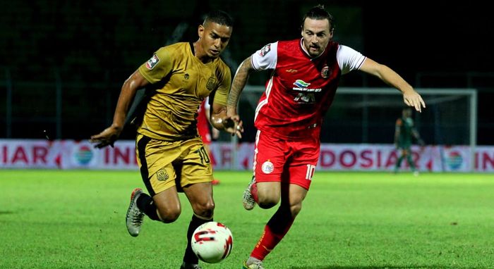 Pemain Bhayangkara Solo FC, Renan Silva (kiri), berduel dengan pemain Persija Jakarta, Marc Klok, dalam laga pamungkas Grup B Piala Menpora 2021 di Stadion Kanjuruhan, Malang, Rabu (31/3/2021).