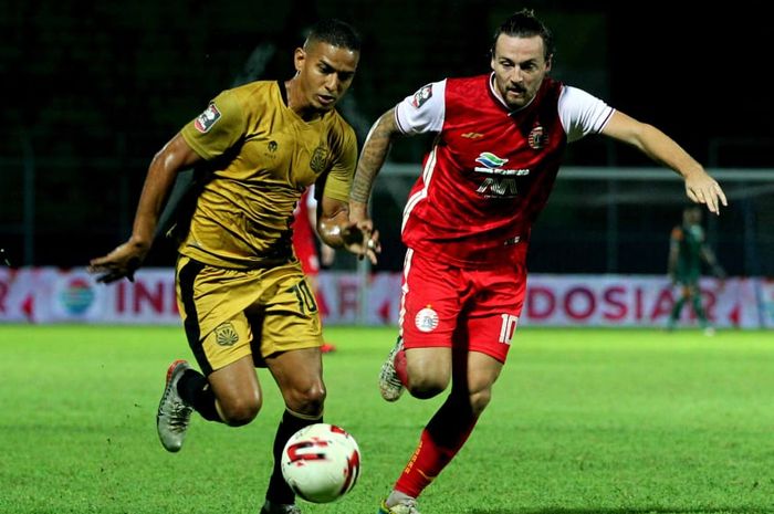 Pemain Bhayangkara Solo FC, Renan Silva (kiri), berduel dengan pemain Persija Jakarta, Marc Klok, dalam laga pamungkas Grup B Piala Menpora 2021 di Stadion Kanjuruhan, Malang, Rabu (31/3/2021).