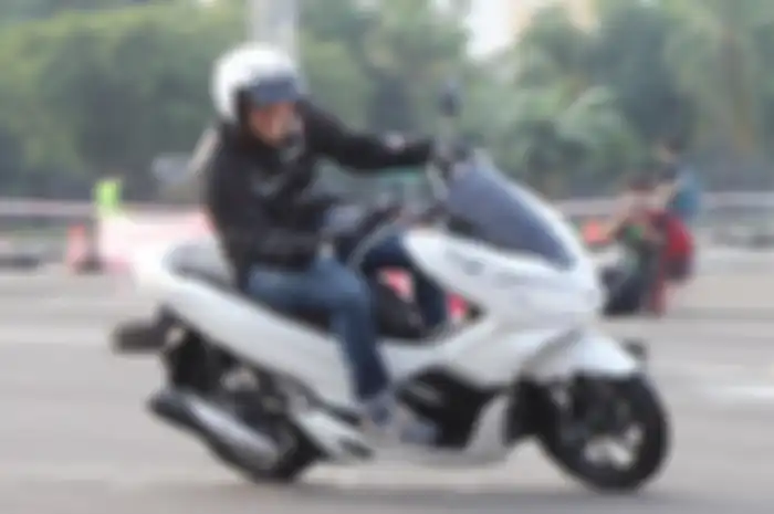 Ilustrasi test ride Honda PCX 150.