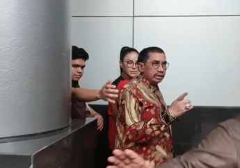Nikita Mirzani Ditahan di Rutan Pondok Bambu, Pasang Muka Masam saat Kenakan Rompi Tahanan