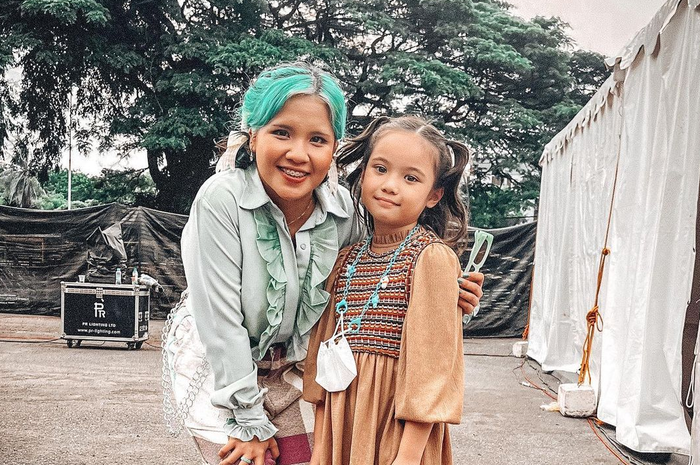 Inilah 4 foto Gempi pertama kali nonton festival musik. Gisel ngakak anaknya salting minta Ardhito Pramono jemput di rumah.