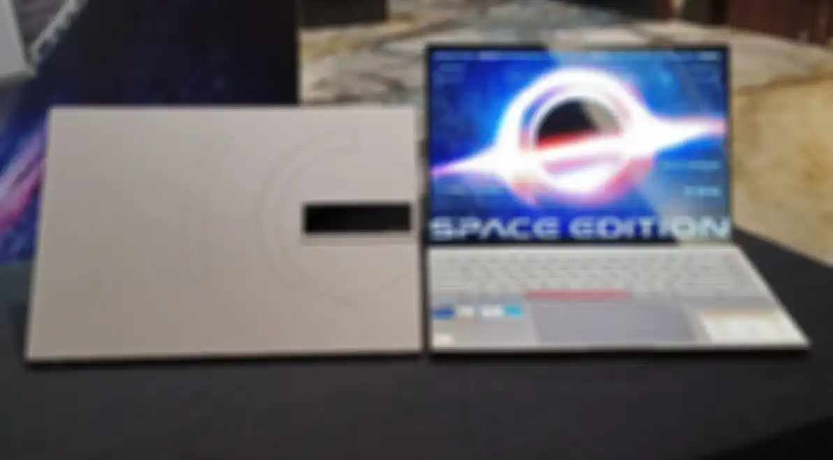 ASUS Zenbook 14X OLED Space Edition menggunakan panel layar OLED 14 inch yang memiliki akurasi warna cukup tinggi