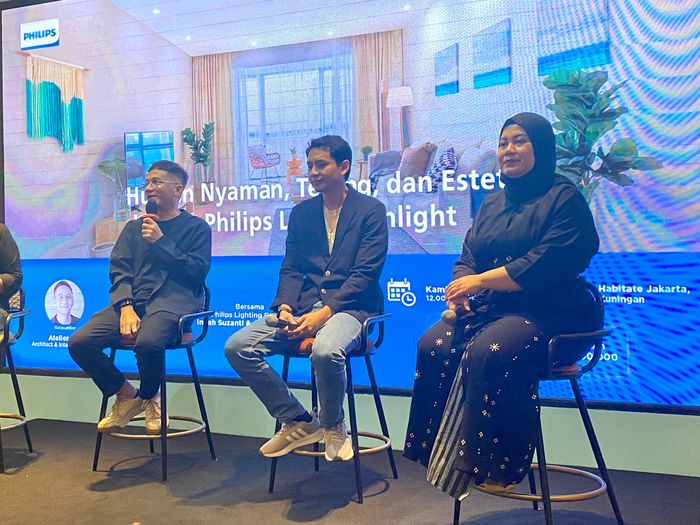 (ki-ka) Riri Yakub Founder Atelier Riri, Angga Hudaya Lighting Specialist Signify Indonesia, dan Indah Suzanti Product Marketing Consumer SIgnify Indonesia.