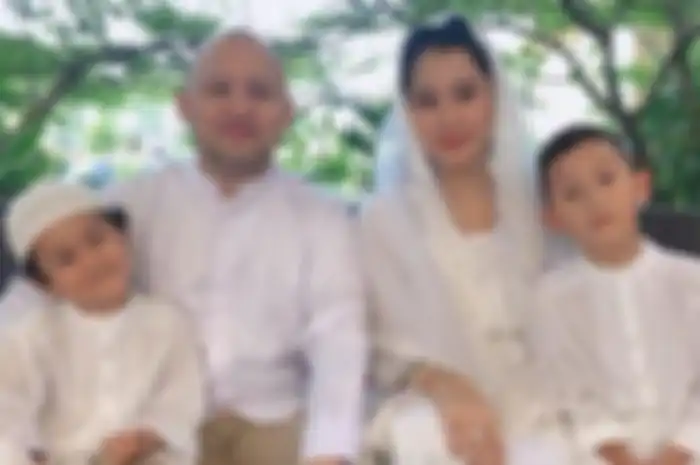 Marcella Zalianty dan Ananda Mikola bersama kedua putra mereka