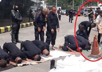 Aksi 22 Mei: Simpatik Lihat Personel Brimob Salat di Jalan, Warga Diam-diam Letakan Alas untuk Ibadah Petugas