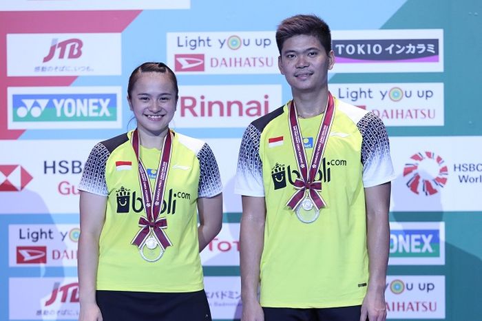 Praveen Jordan (kanan) dan Melati Daeva Oktavianti (kiri) berpose bersama setelah mendapat predikat runner up Japan Open 2019, Minggu (28/7/2019)