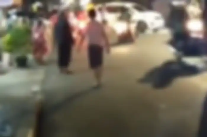Tawuran warga lawan geng motor di Matraman.