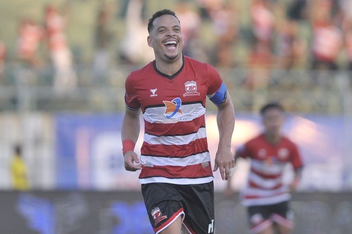 Pemain Madura United, Lulinha, melakukan selebrasi usai mencetak gol ke gawang Malut United di Liga 1 2024/2025.