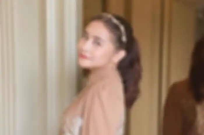 Gaya makeup dan rambut Prilly Latuconsina saat tampil dengan gamis