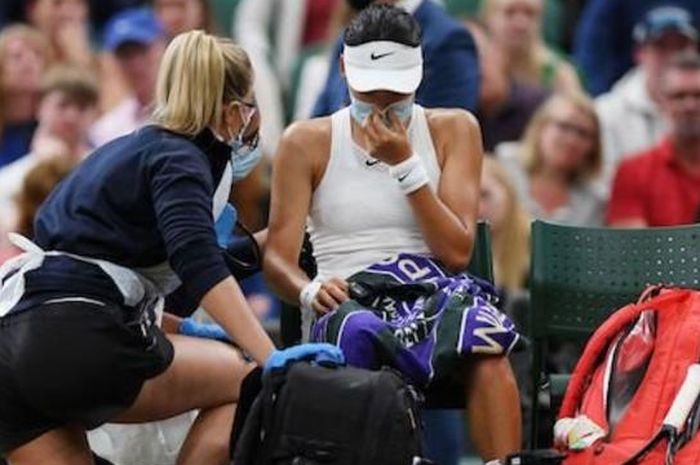 Petenis tunggal putri remaja Britania Raya, Emma Raducanu, menerima pemeriksaan awal dari pelatih sebelum akhirnya mundur dari pertandingan babak keempat Wimbledon 2021 karena kesulitan bernafas.