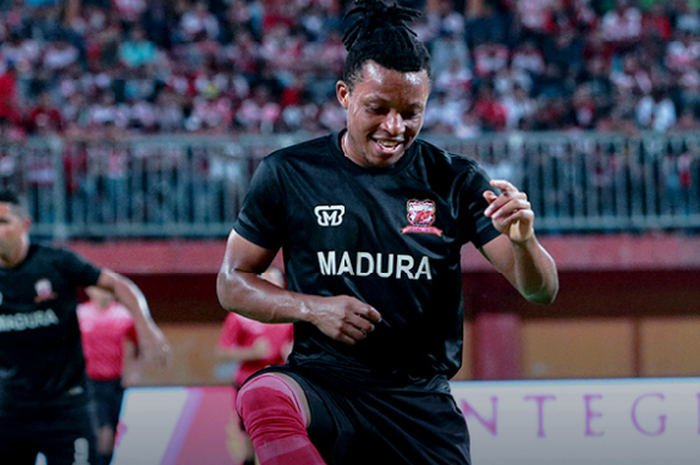 Emmanuel Oti Essigba saat berlatih bersama Madura United.