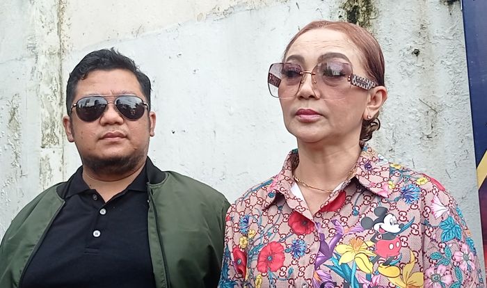 Firdha Razak bersama sang putra, Rafi Ikhsan Muharam saat ditemui di Polda Metro Jaya, Jumat (6/2/2026).