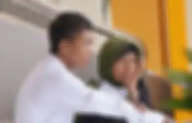 Terduduk di Tangga, Viral Kisah Ibu Temani Anak Tes CPNS hingga Tempuh Jarak 200 KM Naik Motor, Tetap Tersenyum Bangga Meski Buah Hati Tak Lulus Passing Grade