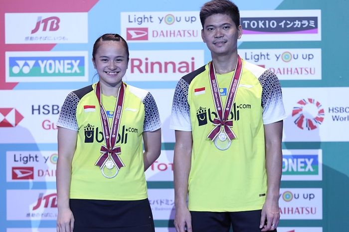 Praveen Jordan (kanan) dan Melati Daeva Oktavianti (kiri) berpose bersama setelah mendapat predikat runner up Japan Open 2019, Minggu (28/7/2019)