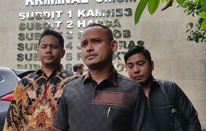 Tim kuasa hukum Inara Rusli, Mulkan Let Let di Polda Metro Jaya, Jakarta Selatan, (27/12/2023).