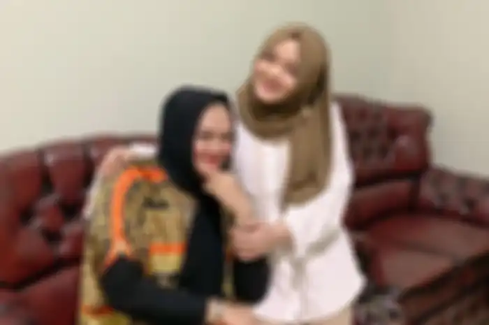 Putri Delina dan ibunya, Lina Jubaedah