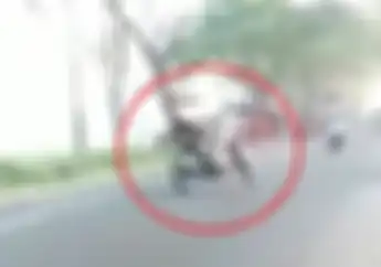 Gawat, Video Motor Setan Jalan Sendiri Nabrak Pemotor dari Arah Berlawanan?