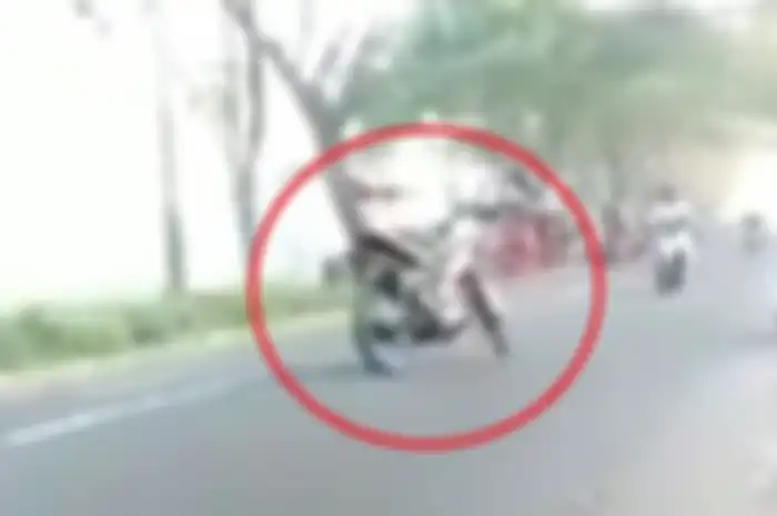 Lihat tuh motor tanpa orang nyelonong ke arah pemotor lain