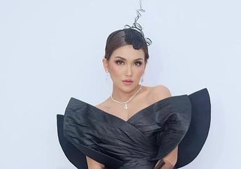 Kerja Keras Bagai Kuda demi Angkat Martabat Keluarga, Ayu Ting Ting Tersenyum Manis saat Uang Rp 12 Jutaan Melingkar di Pinganggnya!