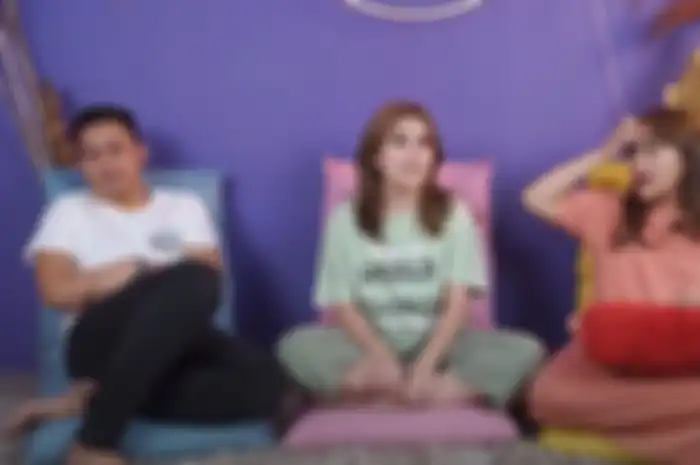 Ayu Ting Ting saat berbincang dengan Syifa dan Nanda Fachrizal.