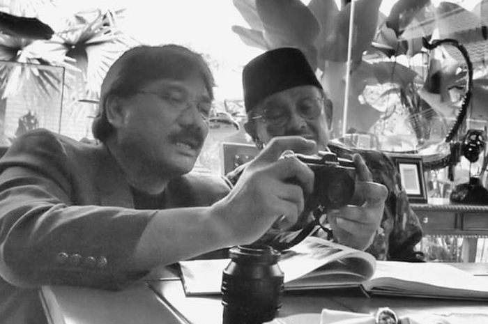 Darwis Triadi dan mendiang BJ Habibie sedang berdiskusi soal kamera pada tahun 2012 di kediaman Habibie di Kuningan, Jakarta. 