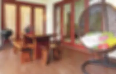 Tambahkan Kursi dan Meja Sederhana, Begini Ide Teras yang Bisa Ditiru