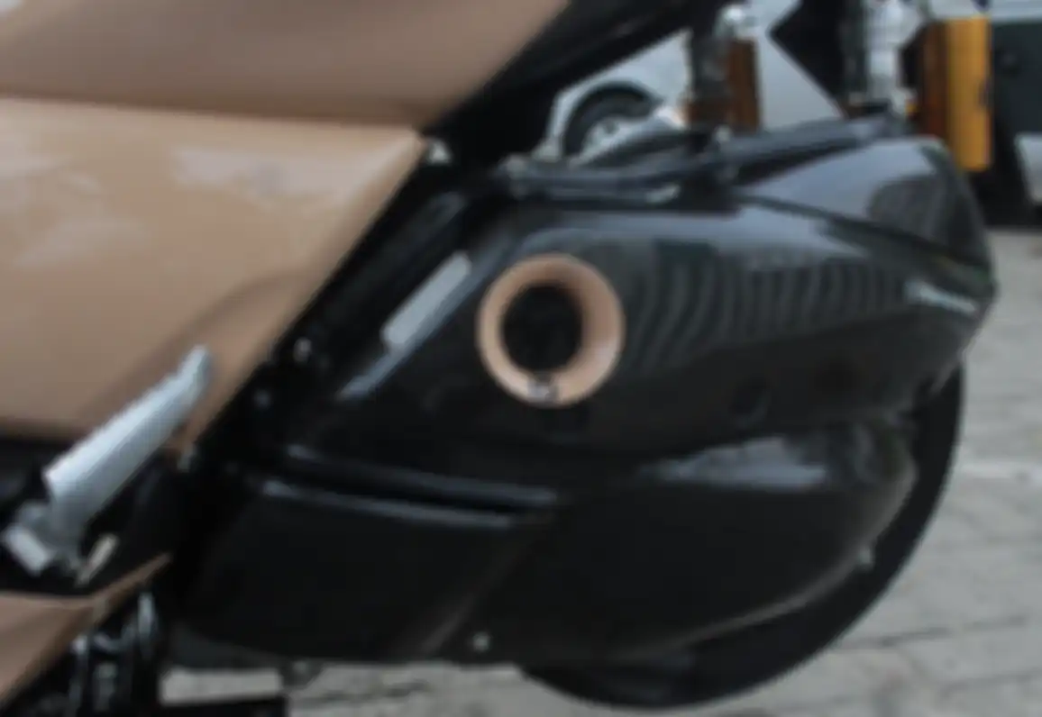 Terdapat aksen karbon kevlar pada cover CVT dan filter Yamaha XMAX serta Veloscope khas by YMS
