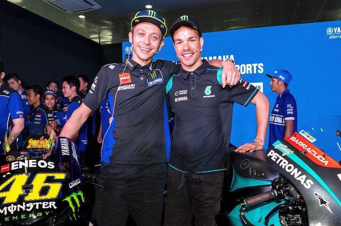 Valentino Rossi (kiri) dan muridnya yaitu Franco Morbidelli (kanan) saat menjalani tes pramusim di Sirkuit Sepang.