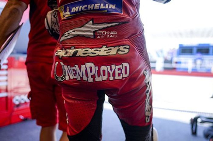 Pembalap Ducati, Andrea Dovizioso, memasang tulisan baru di bagian belakang wearpacknya pada latihan bebas ketiga MotoGP Emilia Romagna di Sirkuit Misano, Italia, 19 September 2020.