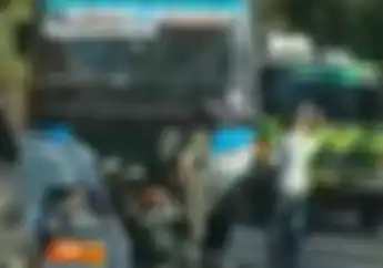 Viral, Anggota TNI Hentikan Bus Ngeblong di Lumajang, Vario Dipalang di Tengah Jalan