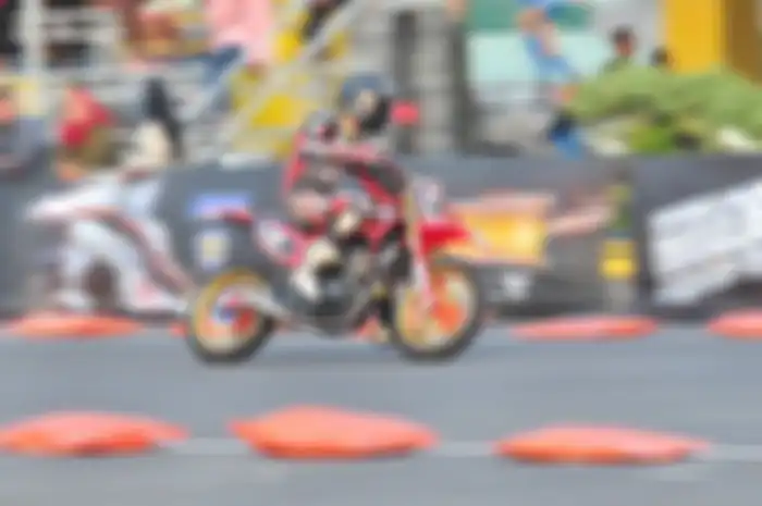 Knalpot model road race digunakan di motor trail milik Tommy Salim
