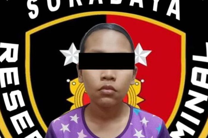 Seorang ibu rumah tangga berinisial AS, warga Kecamatan Simokerto, Surabaya, ditangkap Polrestabes Surabaya lantaran diduga melakukan penganiaayan terhadap anak kandungnya hingga tewas.