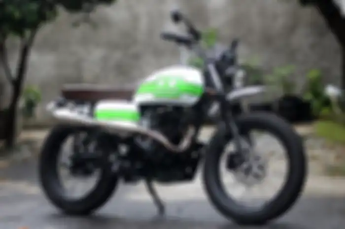 Kawasaki W175 kepunyaan Sugeng Pujadi yang dirombak dengan aliran tracker yang mempertahankan nilai klasik.