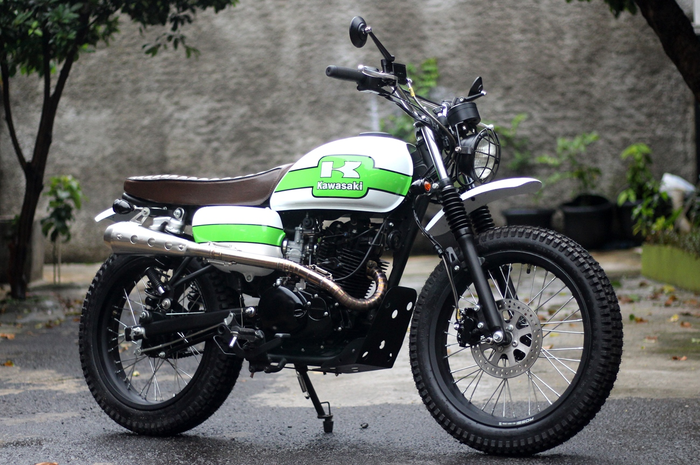 Kawasaki W175 kepunyaan Sugeng Pujadi yang dirombak dengan aliran tracker yang mempertahankan nilai klasik.