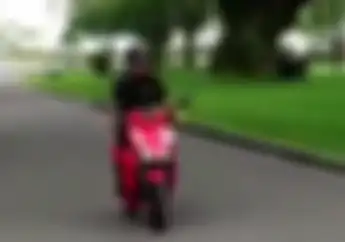 Video Jokowi Naik Motor Listrik Gesits, Hati-hati Banget Pak!