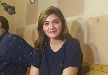 Suasana Haru, Hilda Vitria Antar Jenazah Sang Ayah Hingga ke Tempat&nbsp;Peristirahatan&nbsp;Terakhir