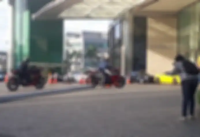 Fotografer sunmori memotret para bikers di Senayan City, Jakarta Pusat