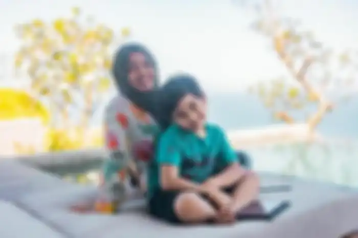 Kedekatan Rafathar bersama pengasuhnya